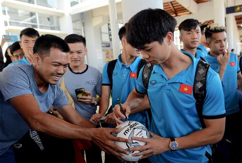 Đội tuyển Việt Nam đã có mặt ở Lào, bắt đầu chinh phục AFF Cup 2018