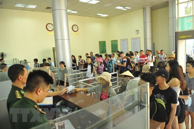 10 triệu lượt khách xuất nhập cảnh qua cặp cửa khẩu Móng Cái - Đông Hưng