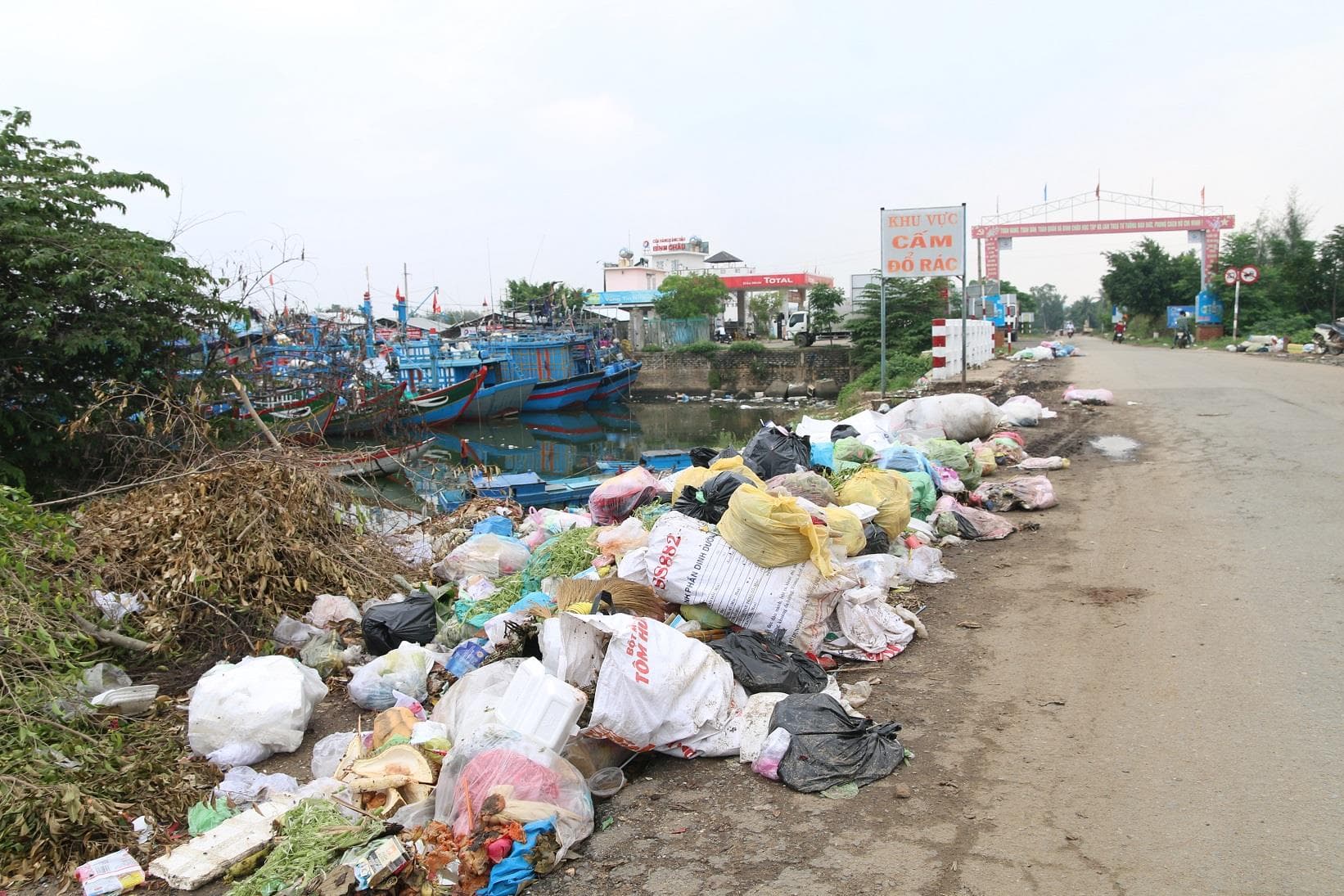 Cảng Sa Kỳ ngập rác