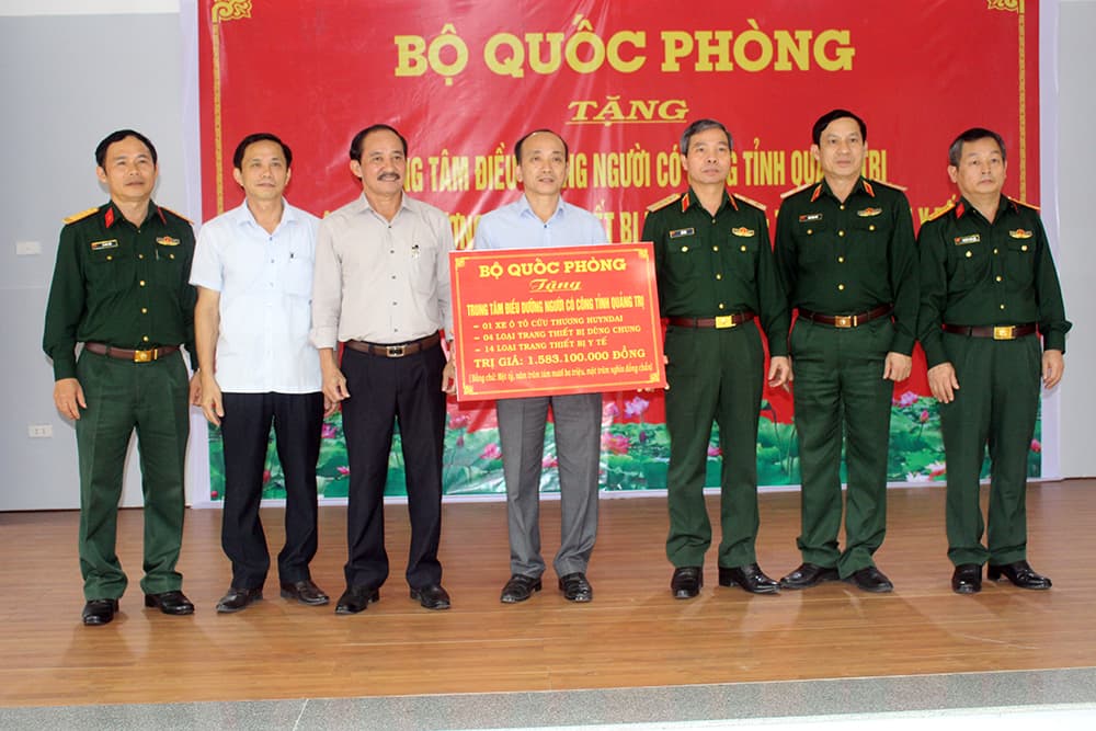 Bộ Quốc phòng trao thiết bị tặng Trung tâm điều dưỡng người có công tỉnh Quảng Trị