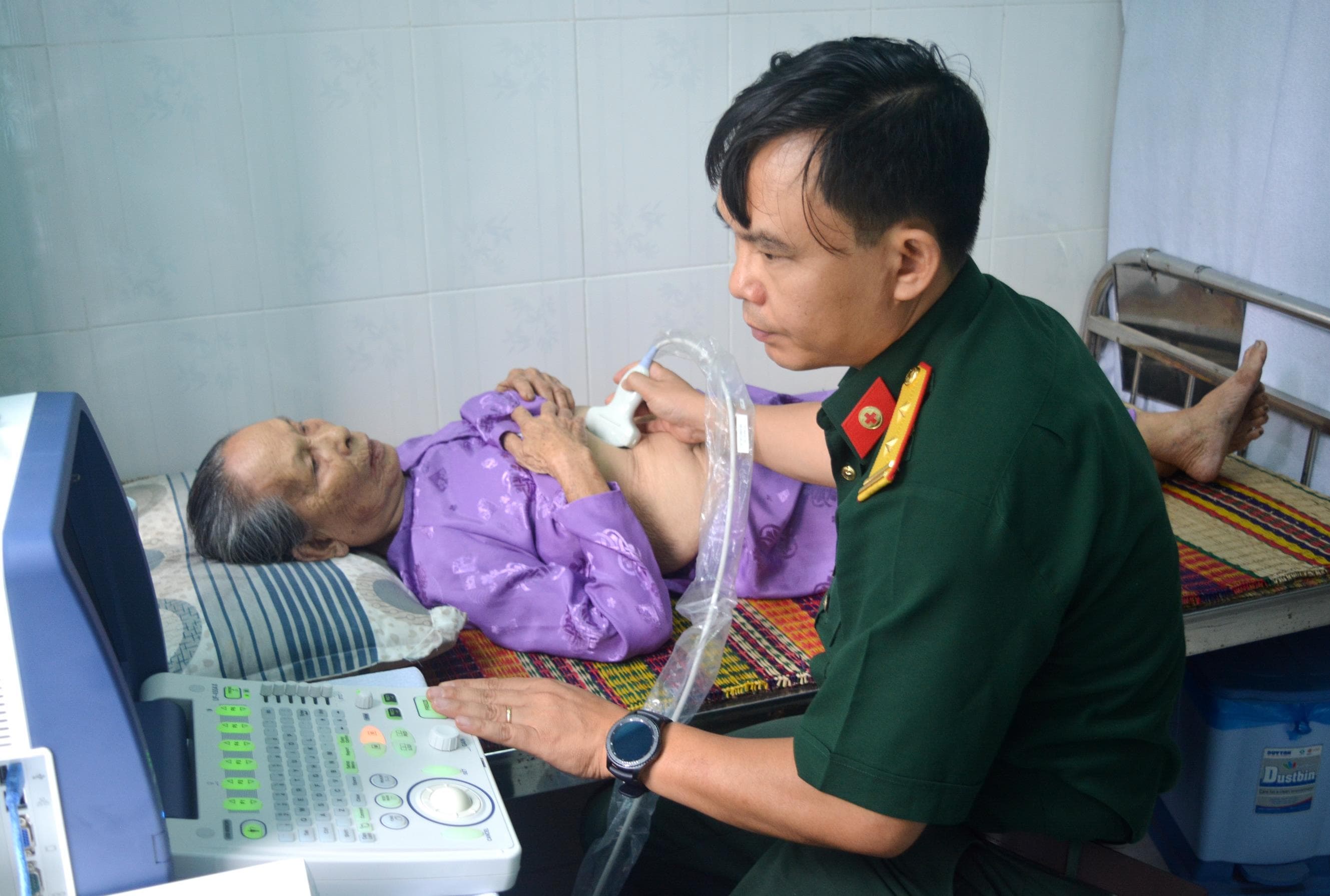 Về với dân bằng cả tấm lòng