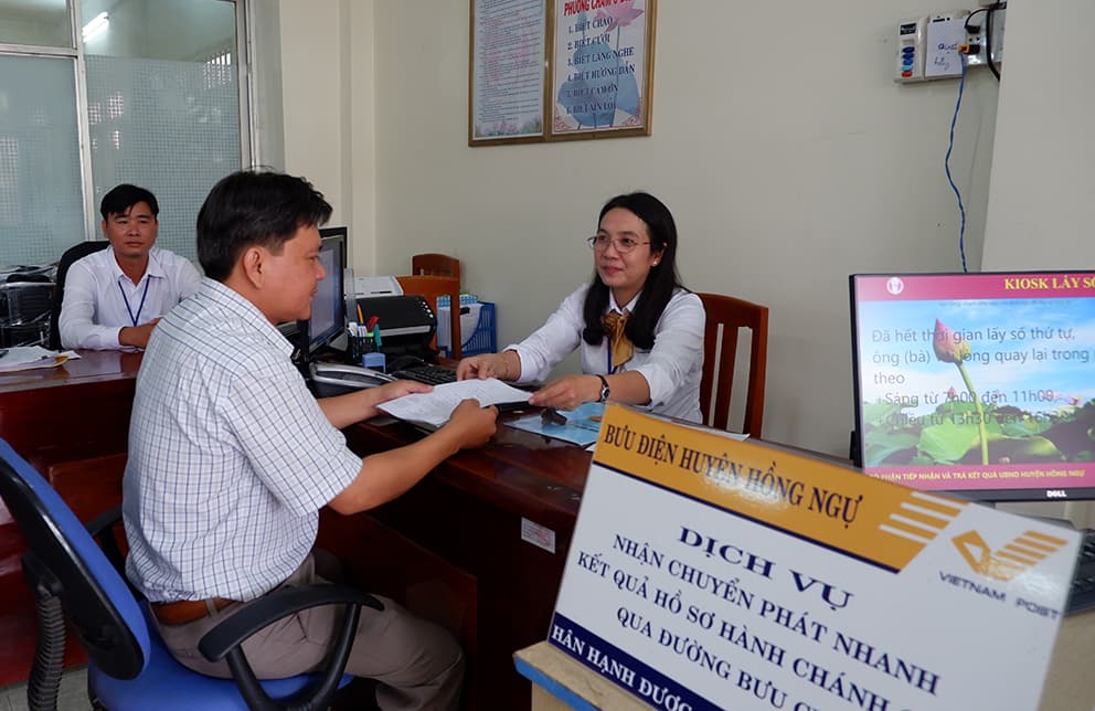 Chuyển giao dịch vụ hành chính công sang bưu điện quản lý