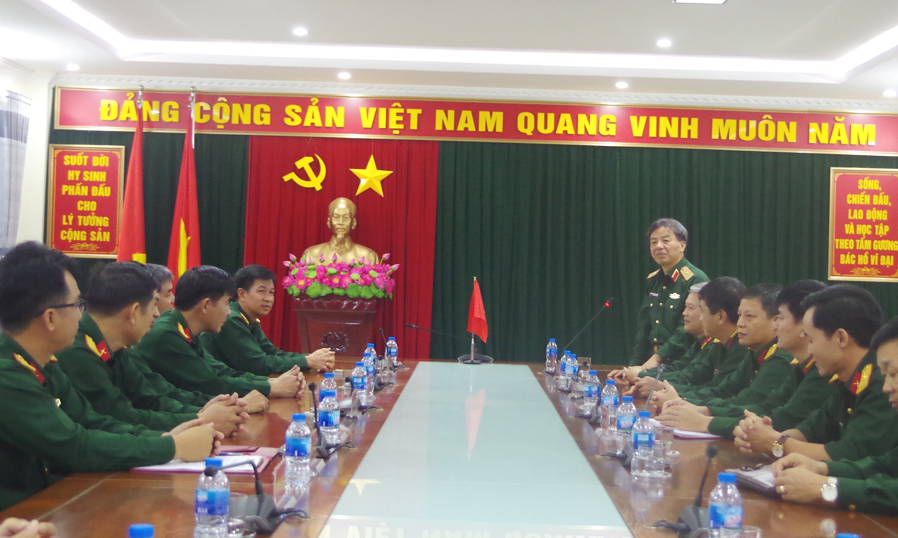 Đoàn công tác Báo Quân đội nhân dân thăm, chúc mừng cán bộ, giáo viên, học viên Trường Cao đẳng Trinh sát