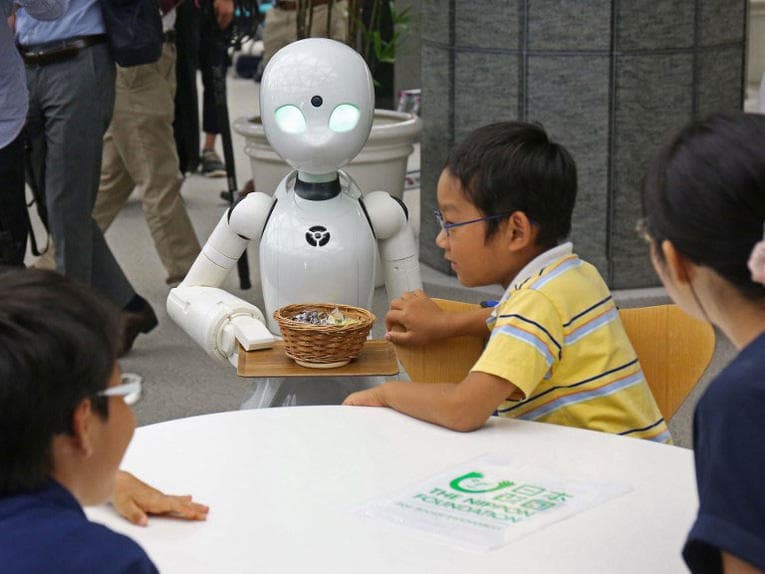Thú vị quán café robot do người tàn tật quản lý ở Nhật Bản