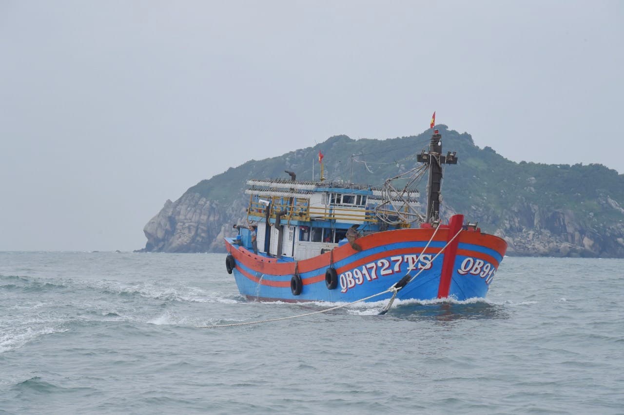 Tàu KN 322 cứu tàu cá bị nạn trên biển