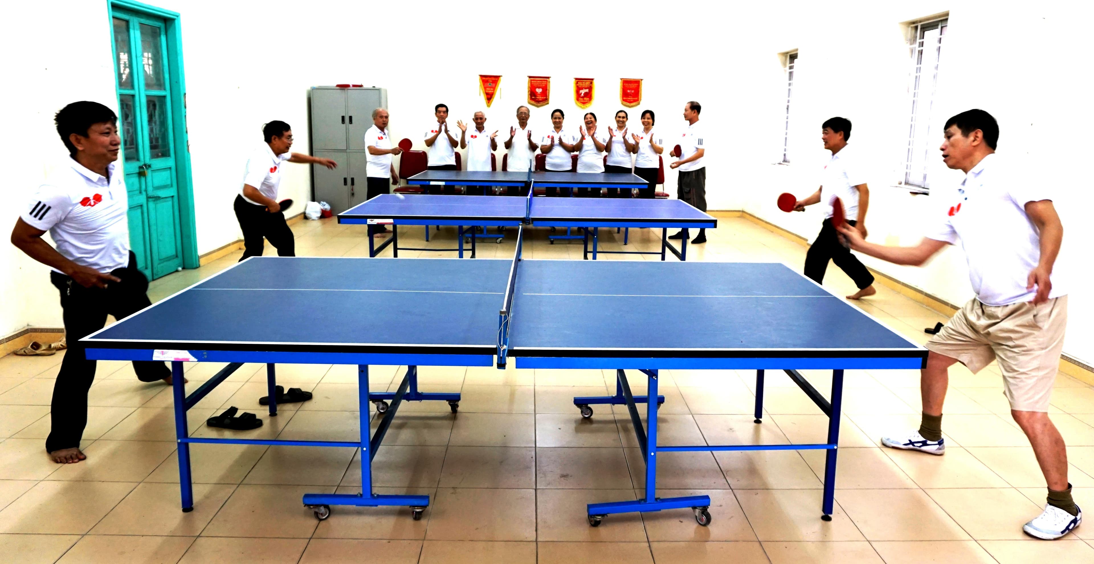 Bóng lên, phố xá dạt dào niềm vui