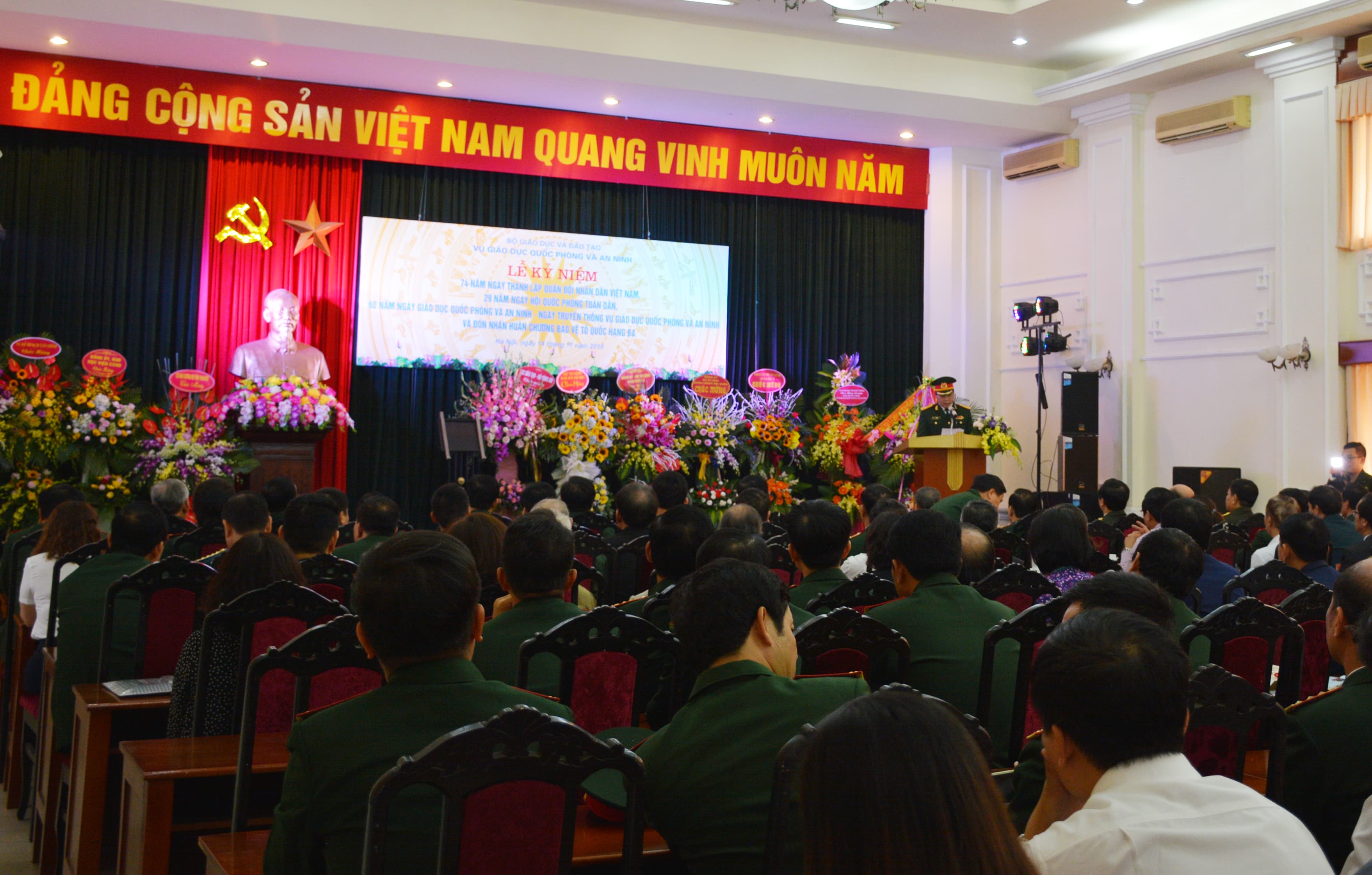 Vụ Giáo dục Quốc phòng và An ninh đón nhận Huân chương Bảo vệ Tổ quốc hạng Ba