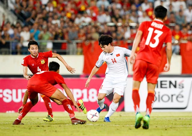 Công Phượng dẫn đầu bình chọn cầu thủ hay nhất lượt 1 vòng bảng AFF Cup