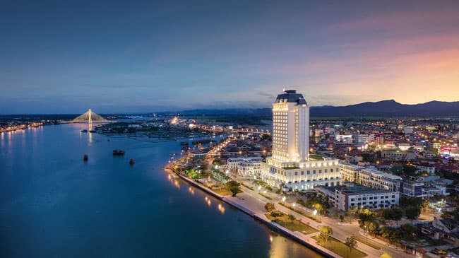Say đắm thưởng ngoạn “lâu đài ánh sáng” chốn thiên đường hang động