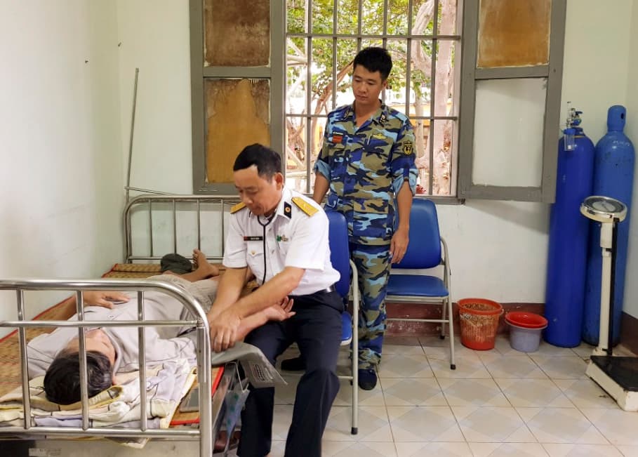 Bệnh xá đảo Sinh Tồn cấp cứu ngư dân bị nạn do lặn sâu