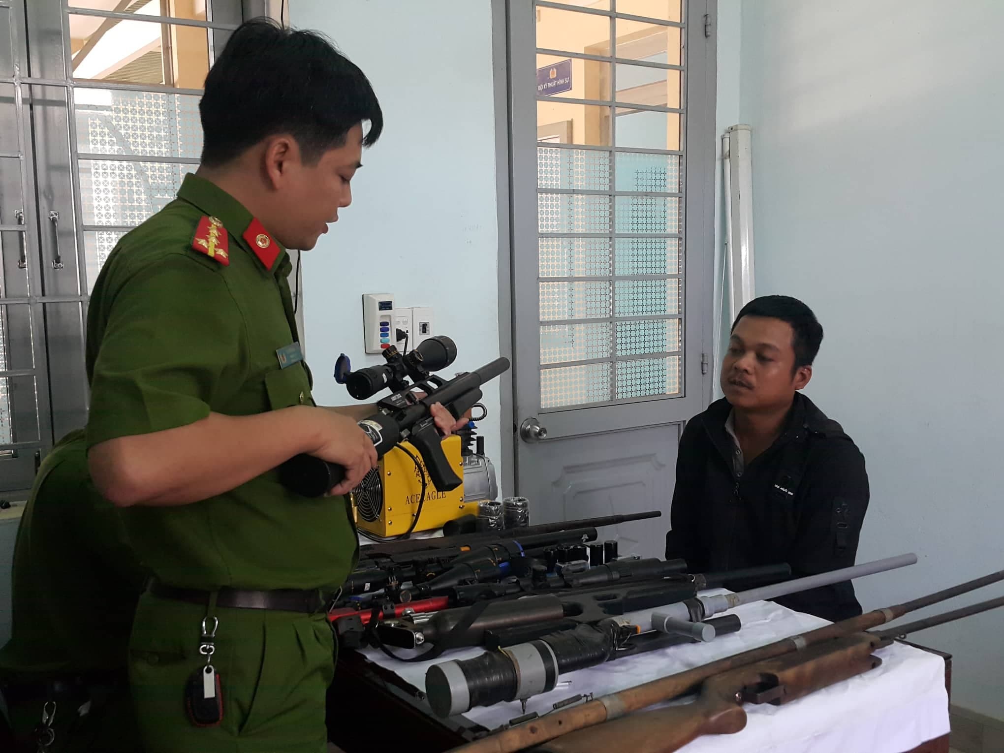 Bắt đối tượng chế tạo, tàng trữ súng trái phép
