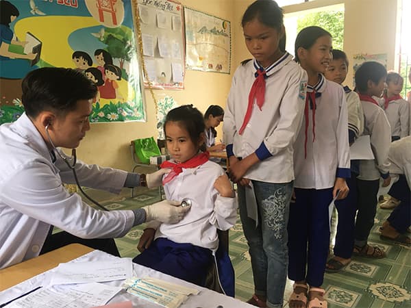 Tặng gần 1.100 chiếc áo ấm tặng học sinh miền núi