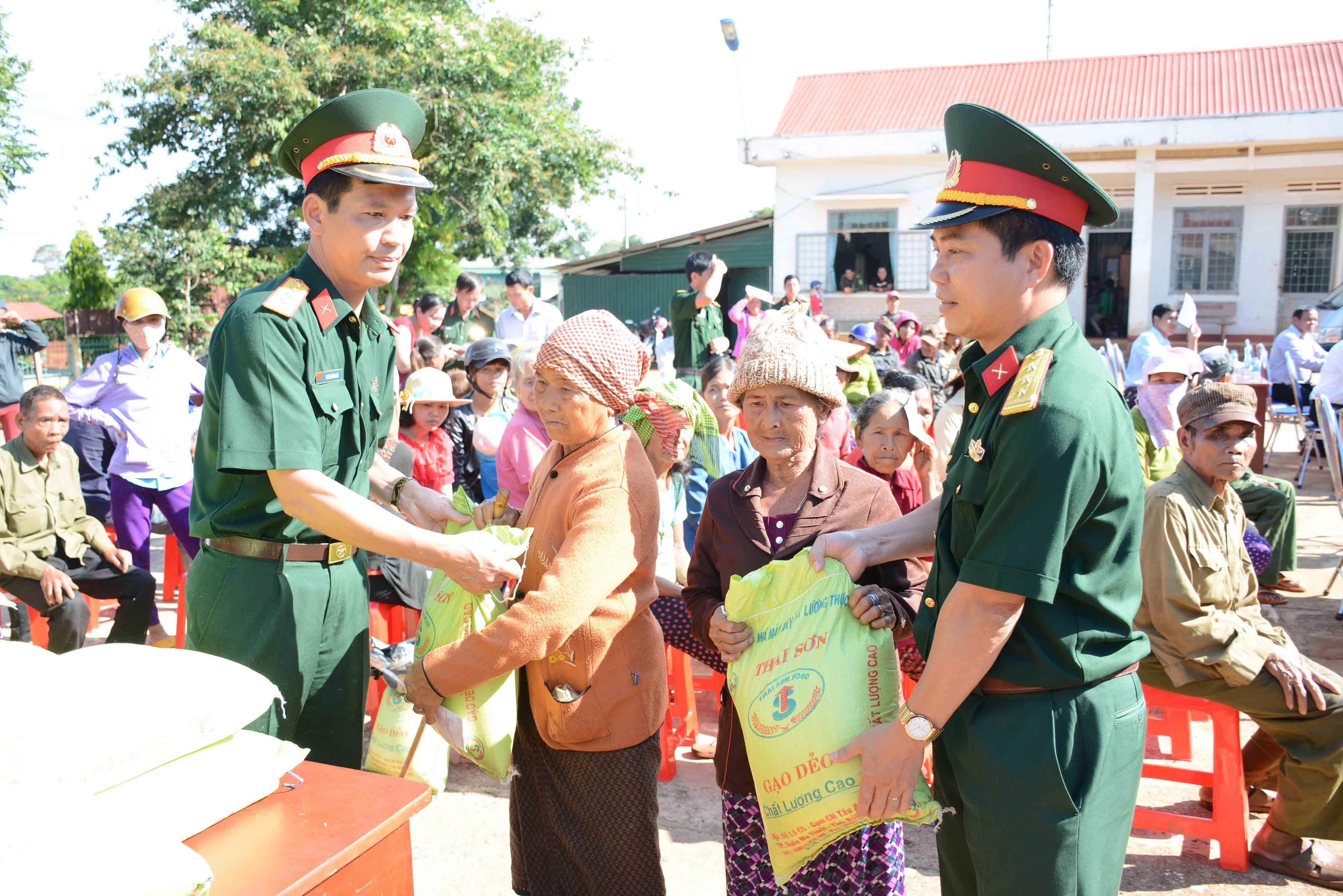 Phát triển về kinh tế, giữ vững quốc phòng, an ninh vùng biên giới