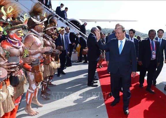 Thủ tướng Nguyễn Xuân Phúc đến Papua New Guinea bắt đầu tham dự Hội nghị Cấp cao APEC 26