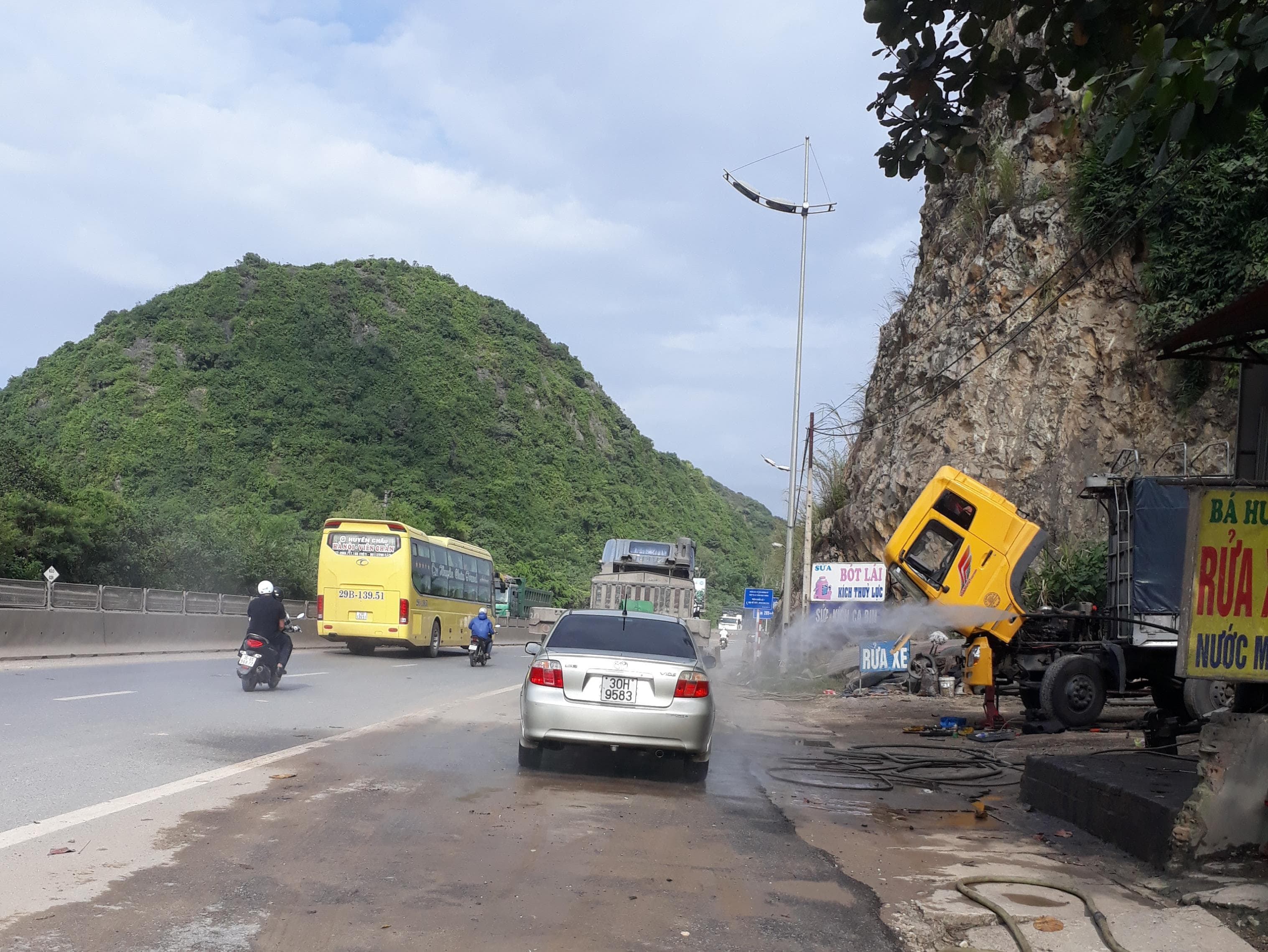 Rửa xe ngay trên quốc lộ