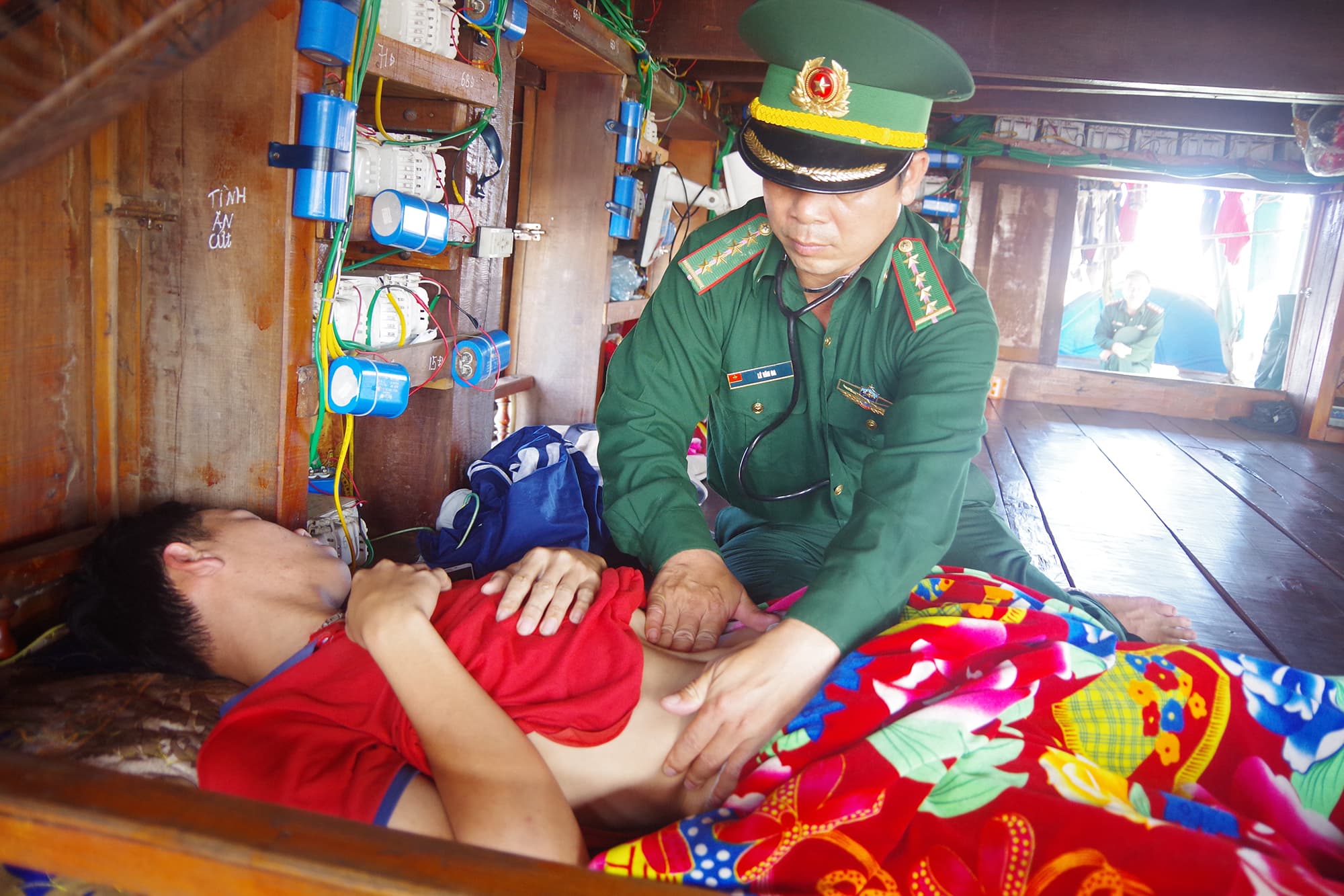 Bộ đội Biên phòng Nghệ An tiếp nhận 10 thuyền viên và tàu cá gặp nạn
