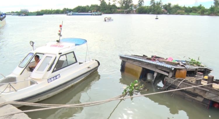 Bơm hút thành công hàng chục ngàn lít axit trên thuyền bị chìm dưới sông Đồng Nai