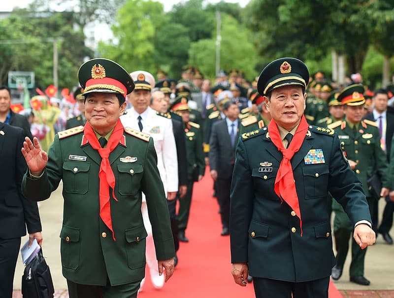 Bộ trưởng Quốc phòng hai nước thăm Nhà tưởng niệm Chủ tịch Hồ Chí Minh tại tỉnh Quảng Tây