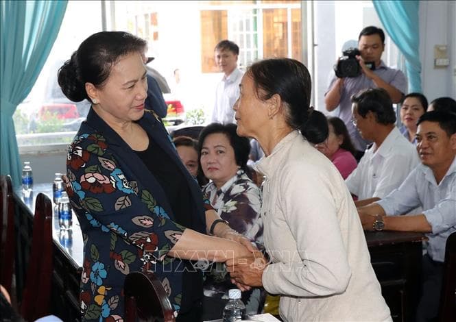 Chủ tịch Quốc hội Nguyễn Thị Kim Ngân tiếp xúc cử tri tại quận Cái Răng, Cần Thơ