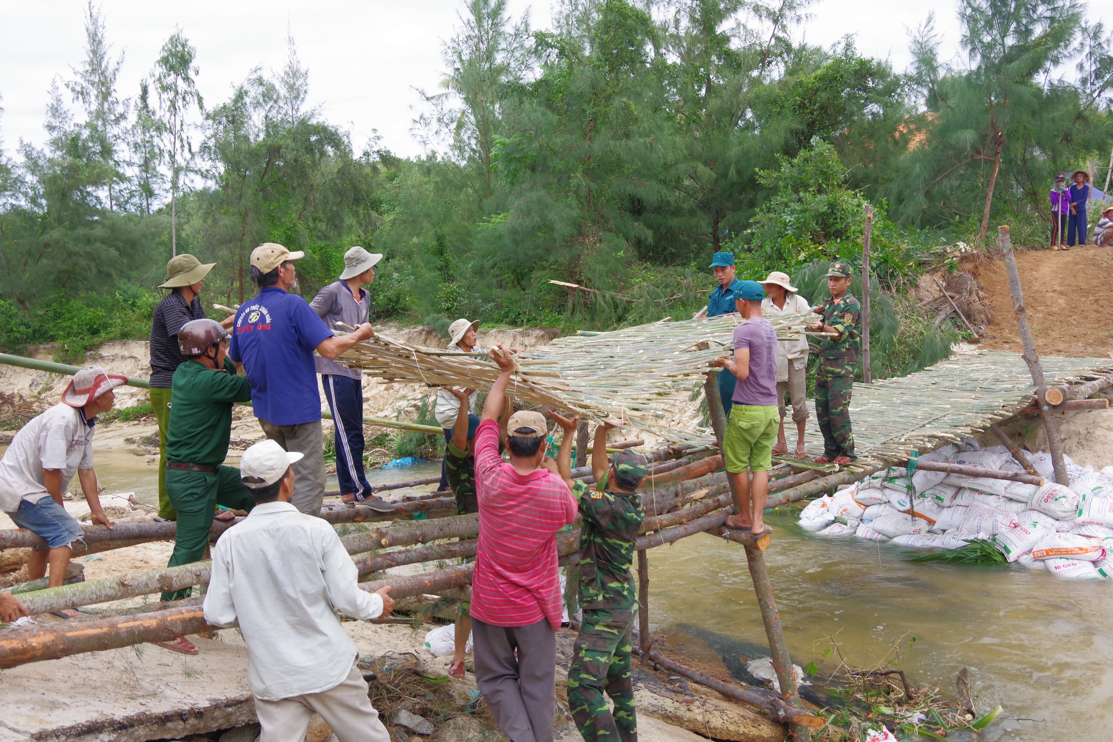 Lực lượng vũ trang tỉnh Phú Yên giúp dân khắc phục hậu quả mưa lũ