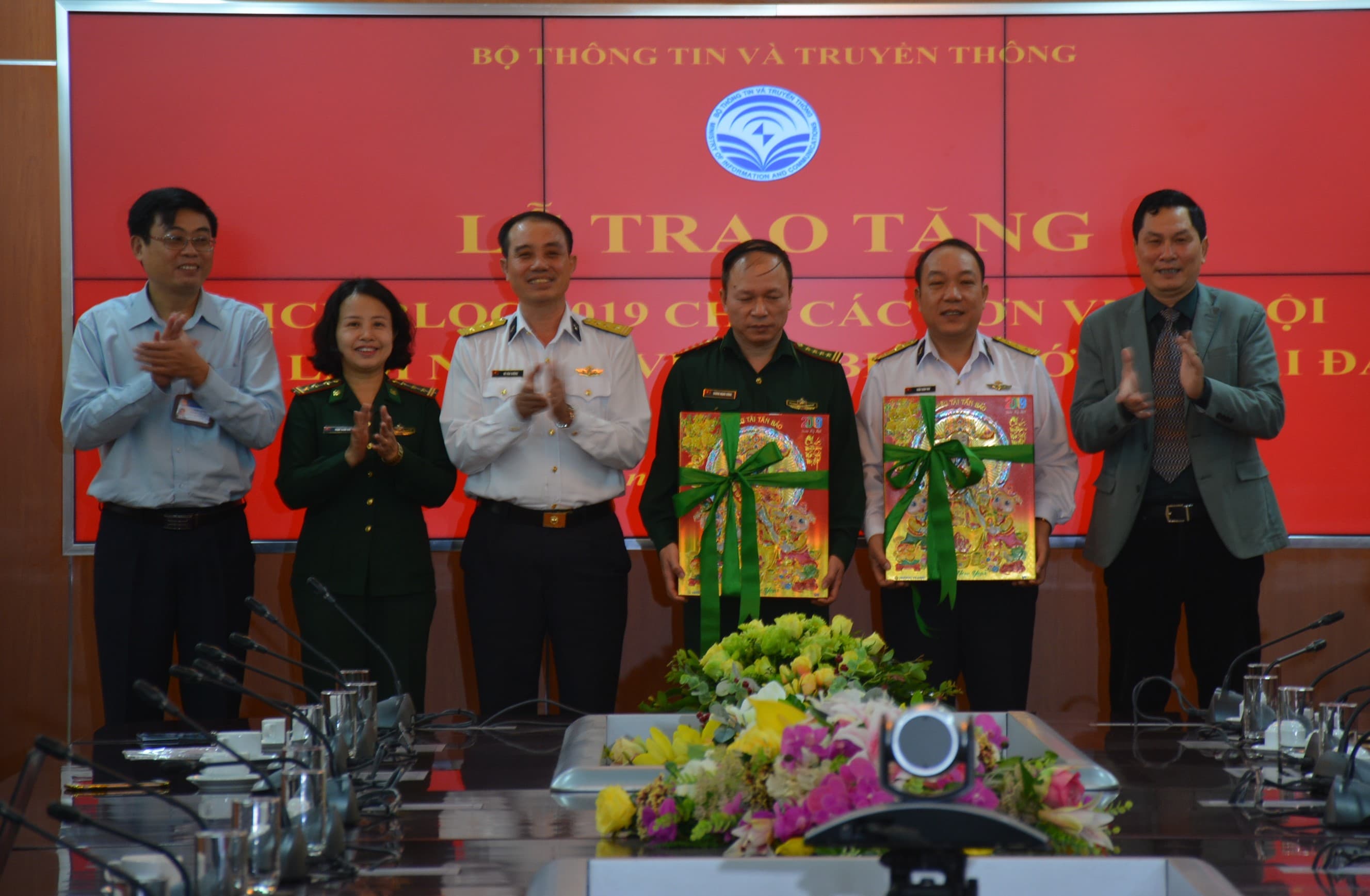 Bộ Thông tin và Truyền thông tặng 3.000 cuốn lịch bloc cho một số đơn vị quân đội