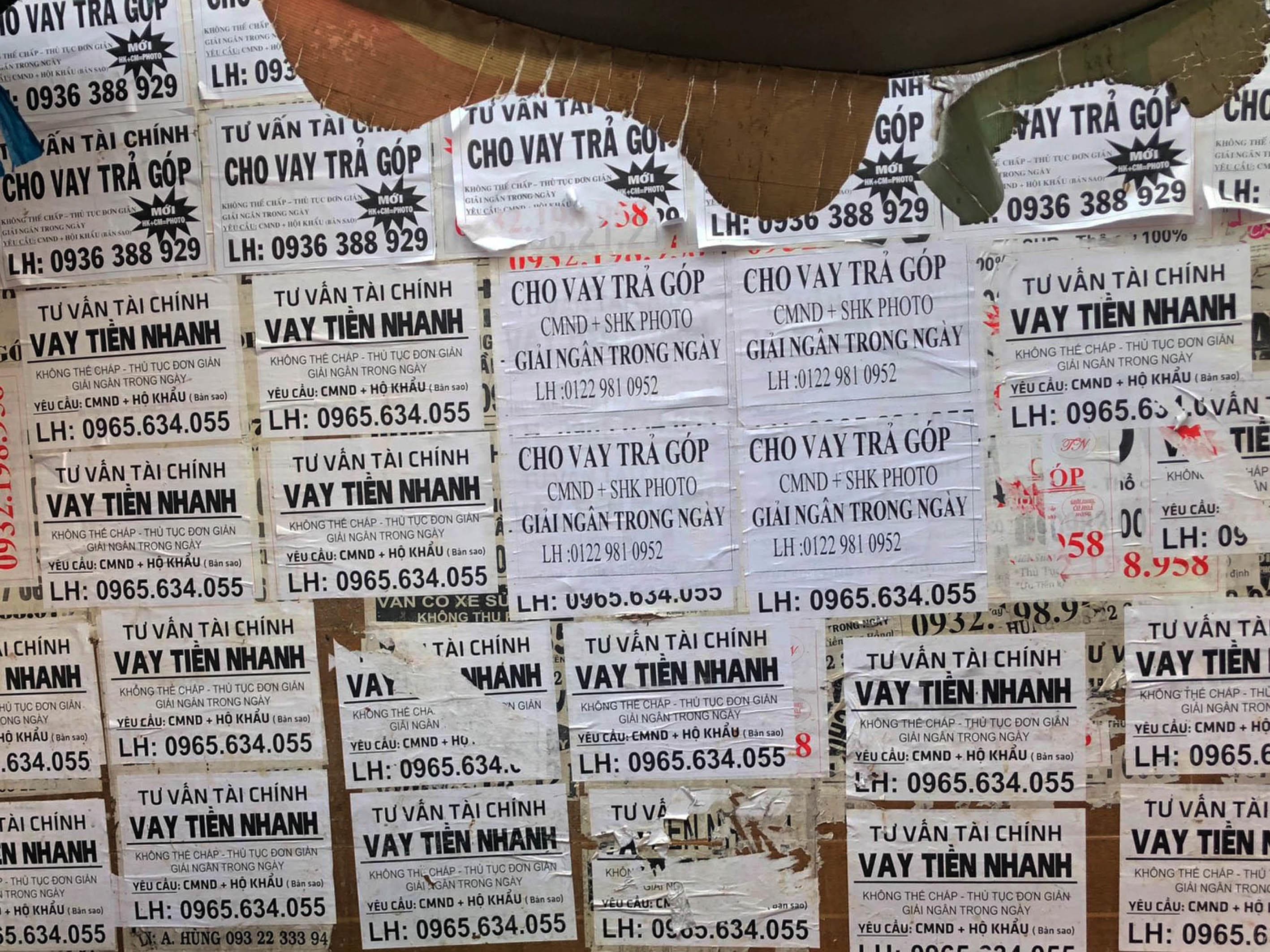 "Vấn nạn" dán quảng cáo nơi công cộng