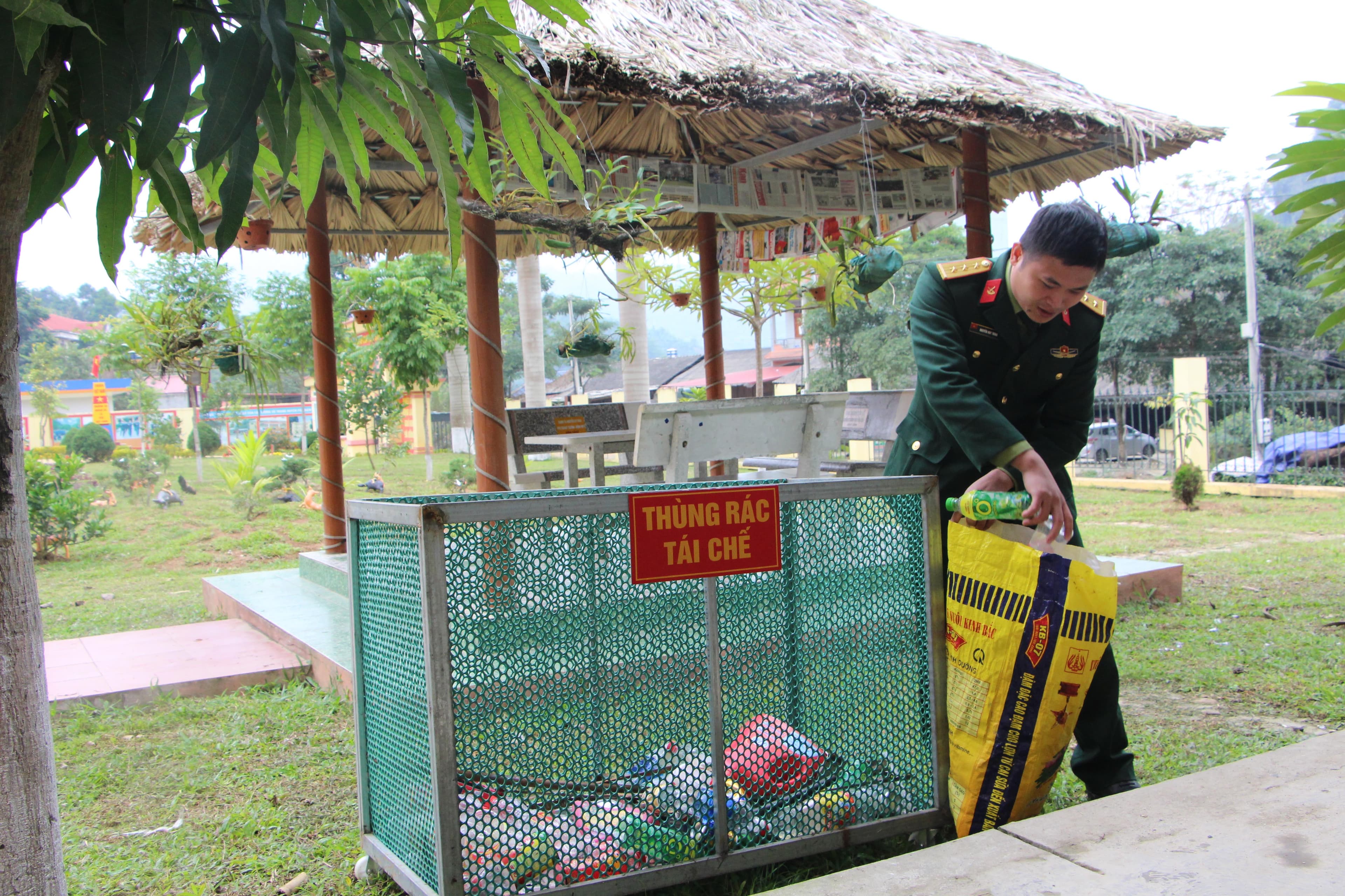 Sáng kiến “thùng rác tái chế” ở Ban CHQS huyện Pác Nặm