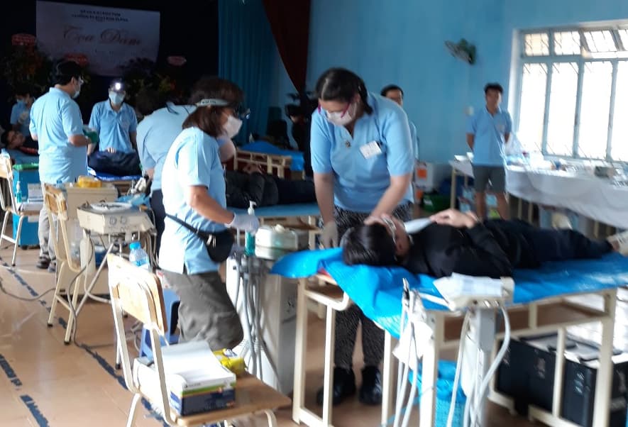 460 trẻ em nghèo Kon Tum được khám, chữa bệnh răng miệng miễn phí