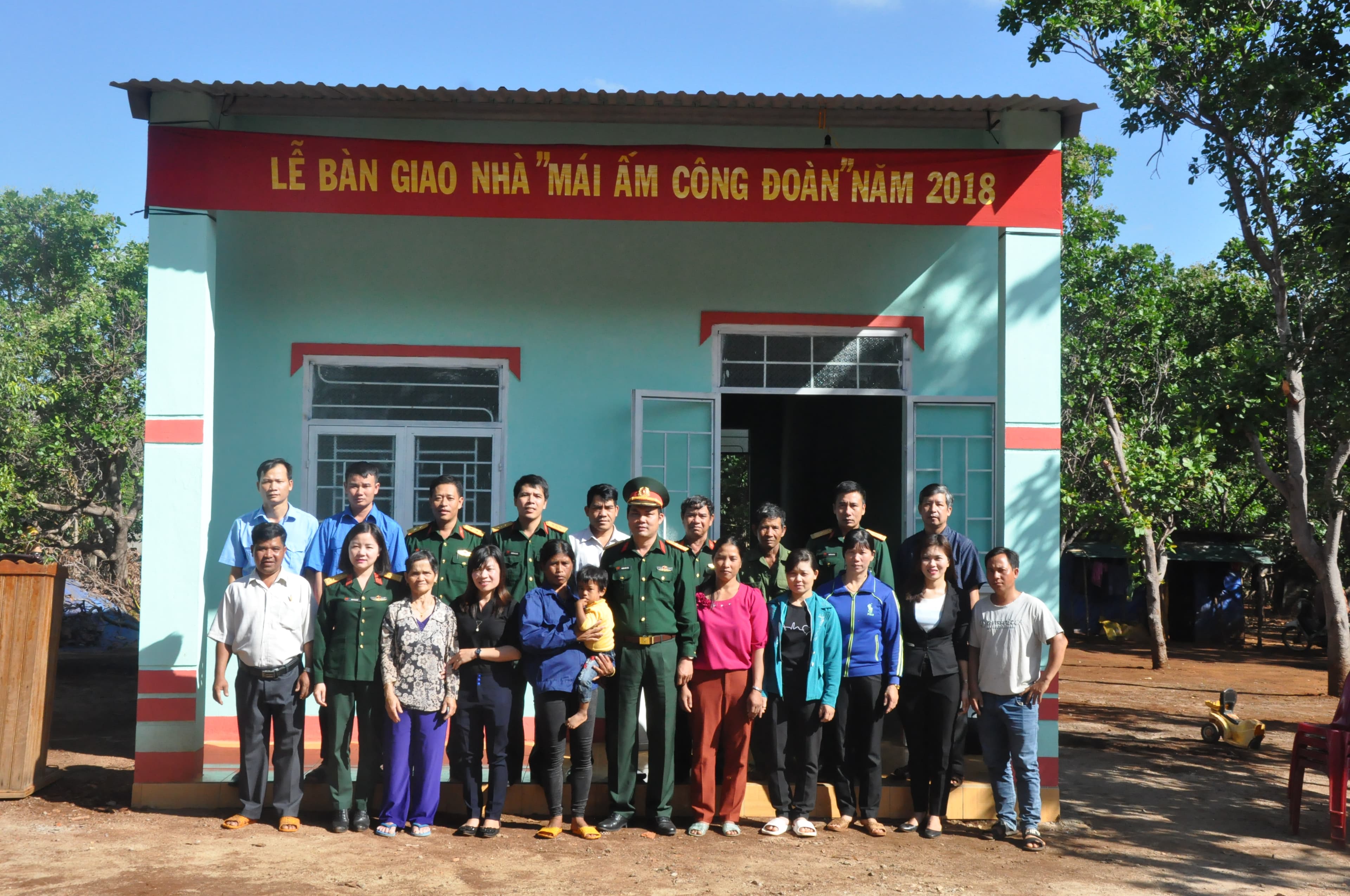Công ty 75 bàn giao "Nhà mái ấm công đoàn" tặng các gia đình công nhân khó khăn