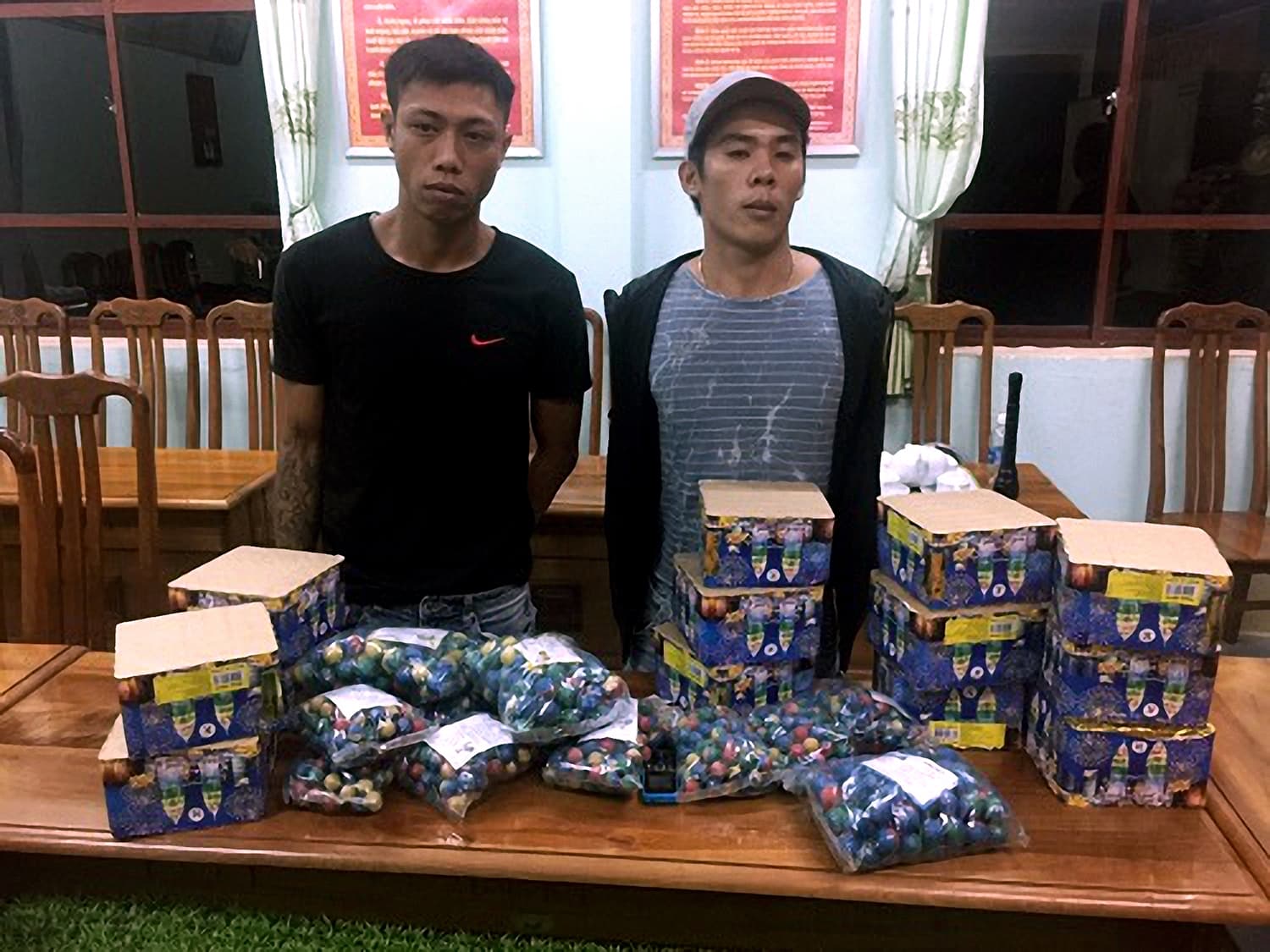 Bàn giao hai đối tượng vận chuyển pháo lậu để xử lý