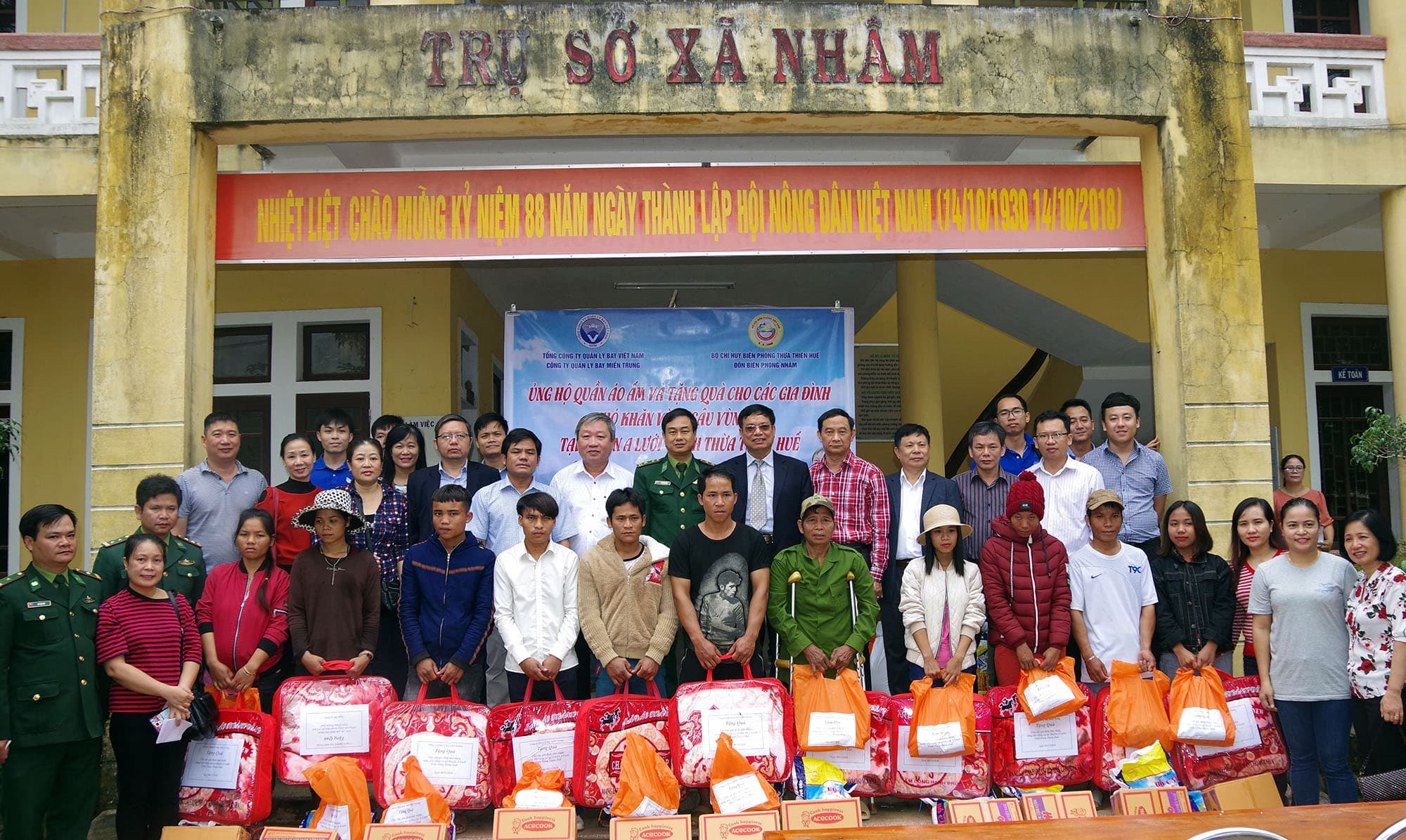 Tặng 52 suất quà cho hộ nghèo huyện biên giới A Lưới