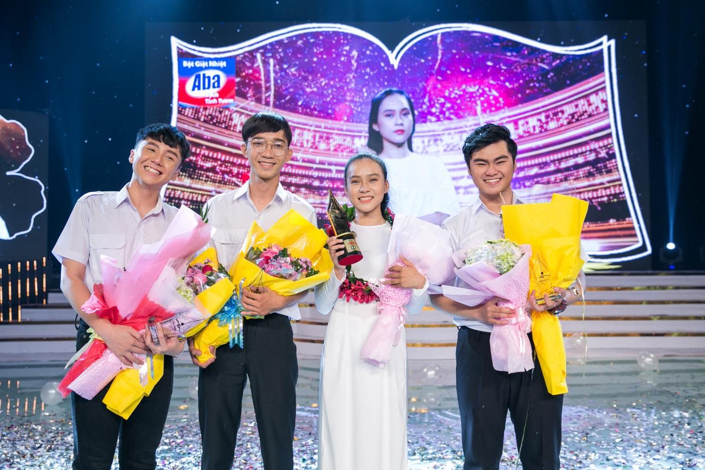 Nguyễn Phạm Hương Giang đăng quang "Én vàng học đường" năm 2018