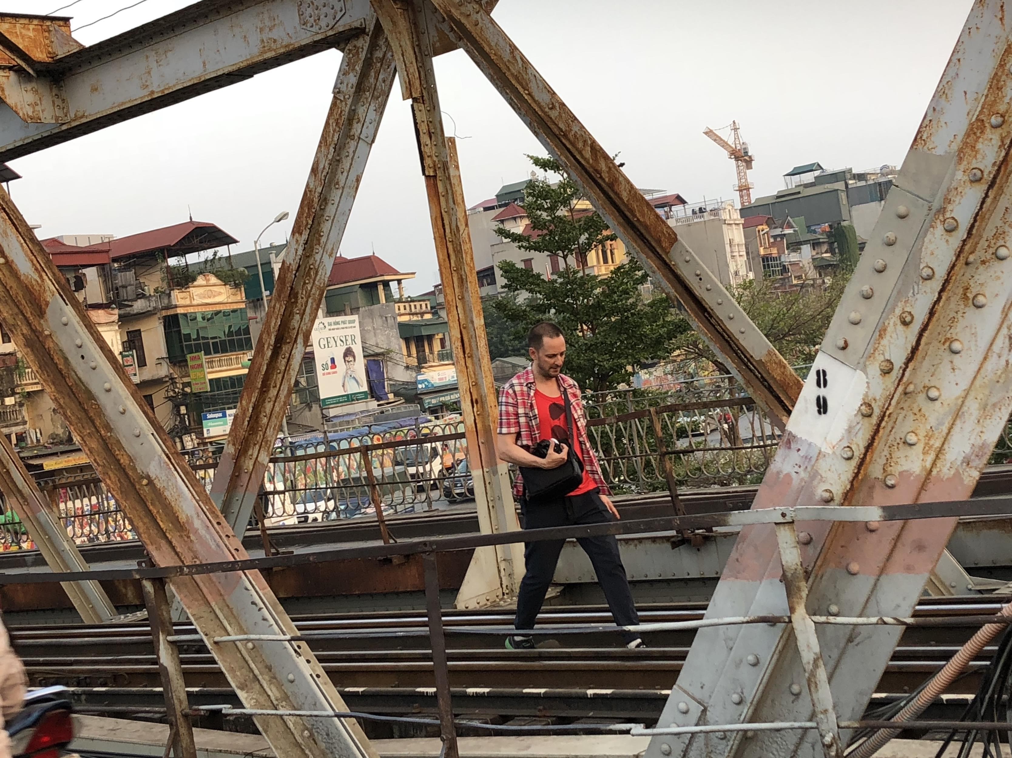 Gây nguy hiểm khi chụp ảnh trên cầu Long Biên