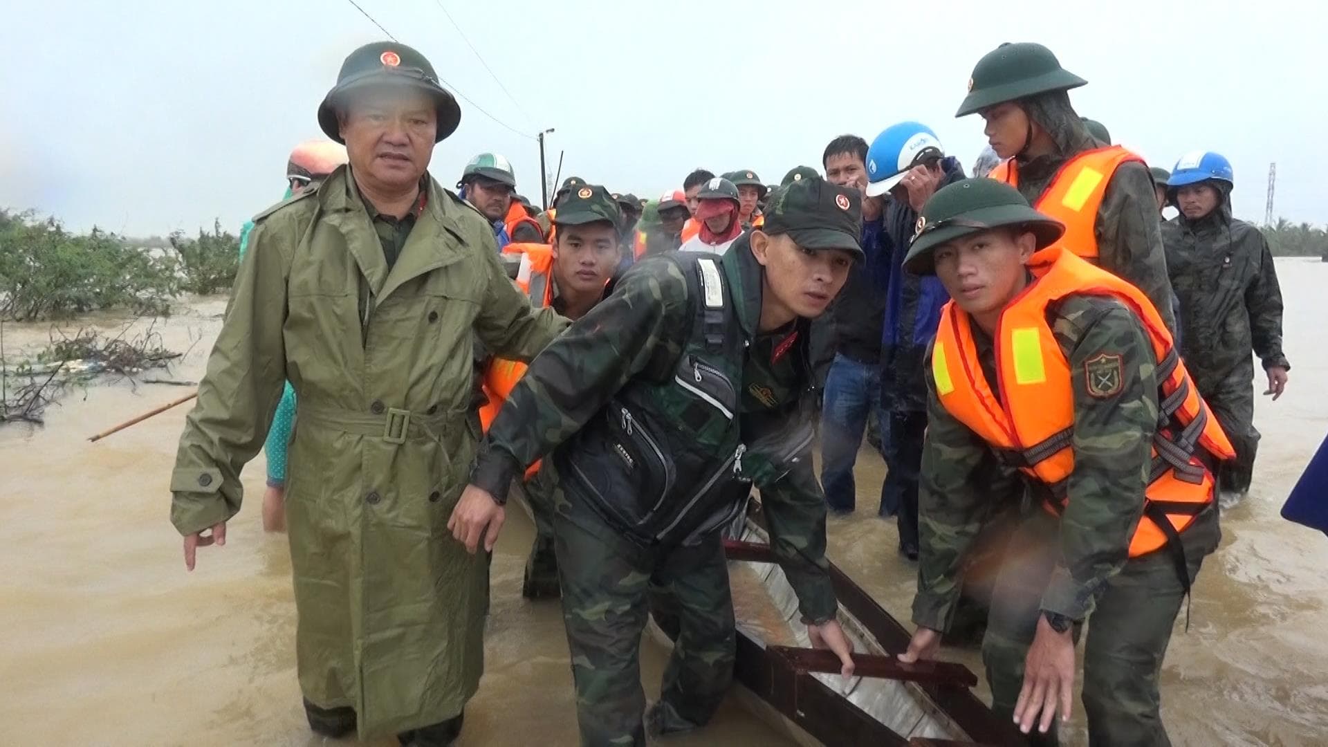 LLVT tỉnh Quảng Trị tổ chức cứu hộ nhân dân trong mưa lũ