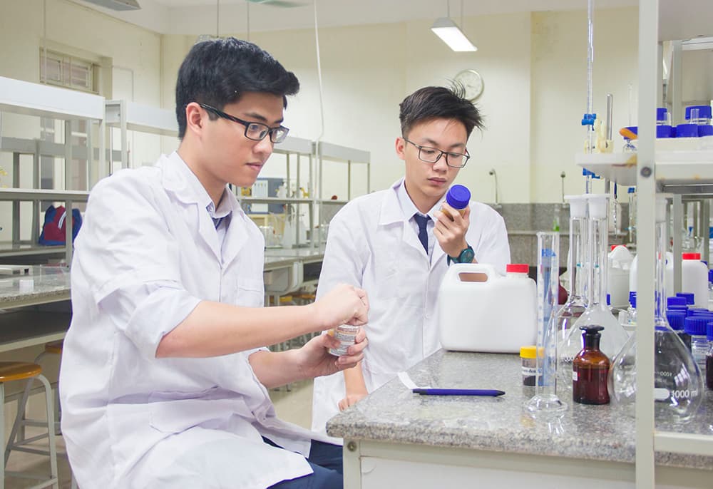 Học sinh "chữa bệnh" cho tôm được giải quốc tế