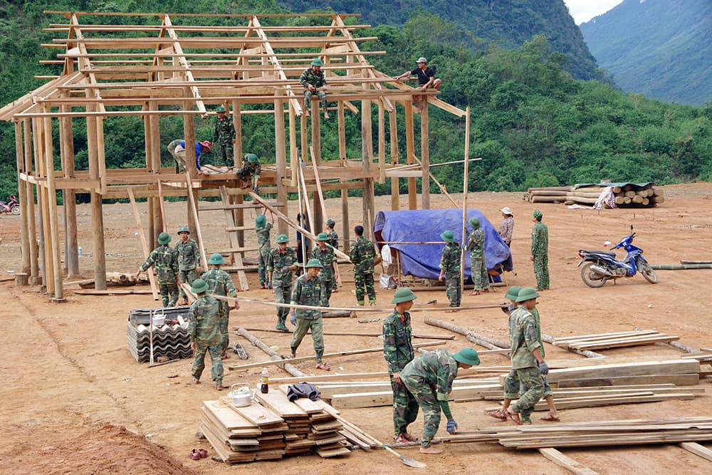 Lực lượng vũ trang tỉnh Thanh Hóa giúp dân vùng lũ ổn định đời sống