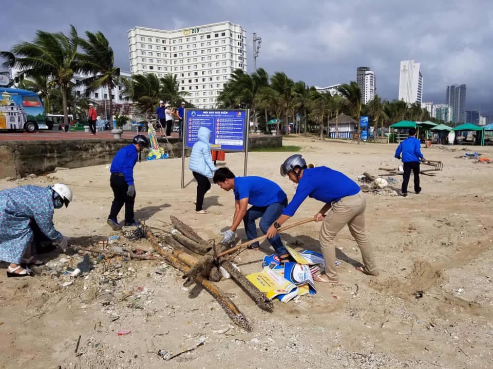 Thành phố Đà Nẵng: Dồn sức dọn rác sau mưa lũ