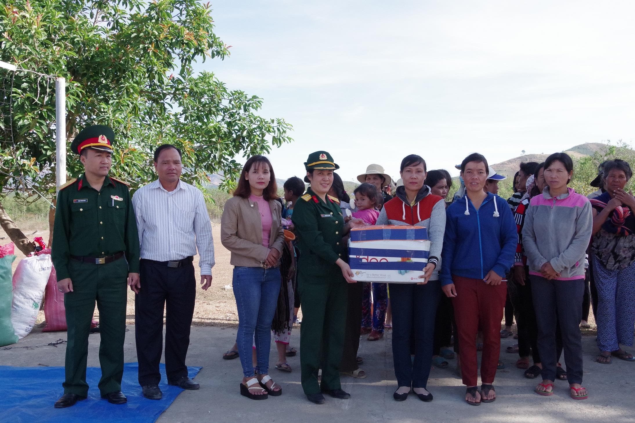 Nữ nhân viên miệt mài cống hiến