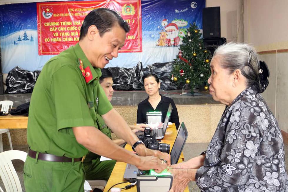 Công an TP Hồ Chí Minh trao căn cước công dân cho gần 100 giáo dân
