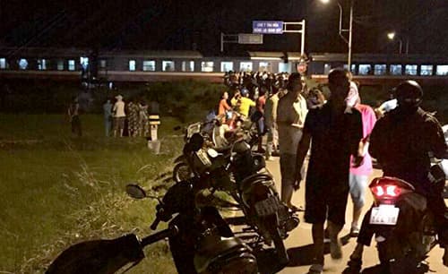 Tàu hỏa húc ôtô văng hơn chục mét, một phụ nữ tử vong