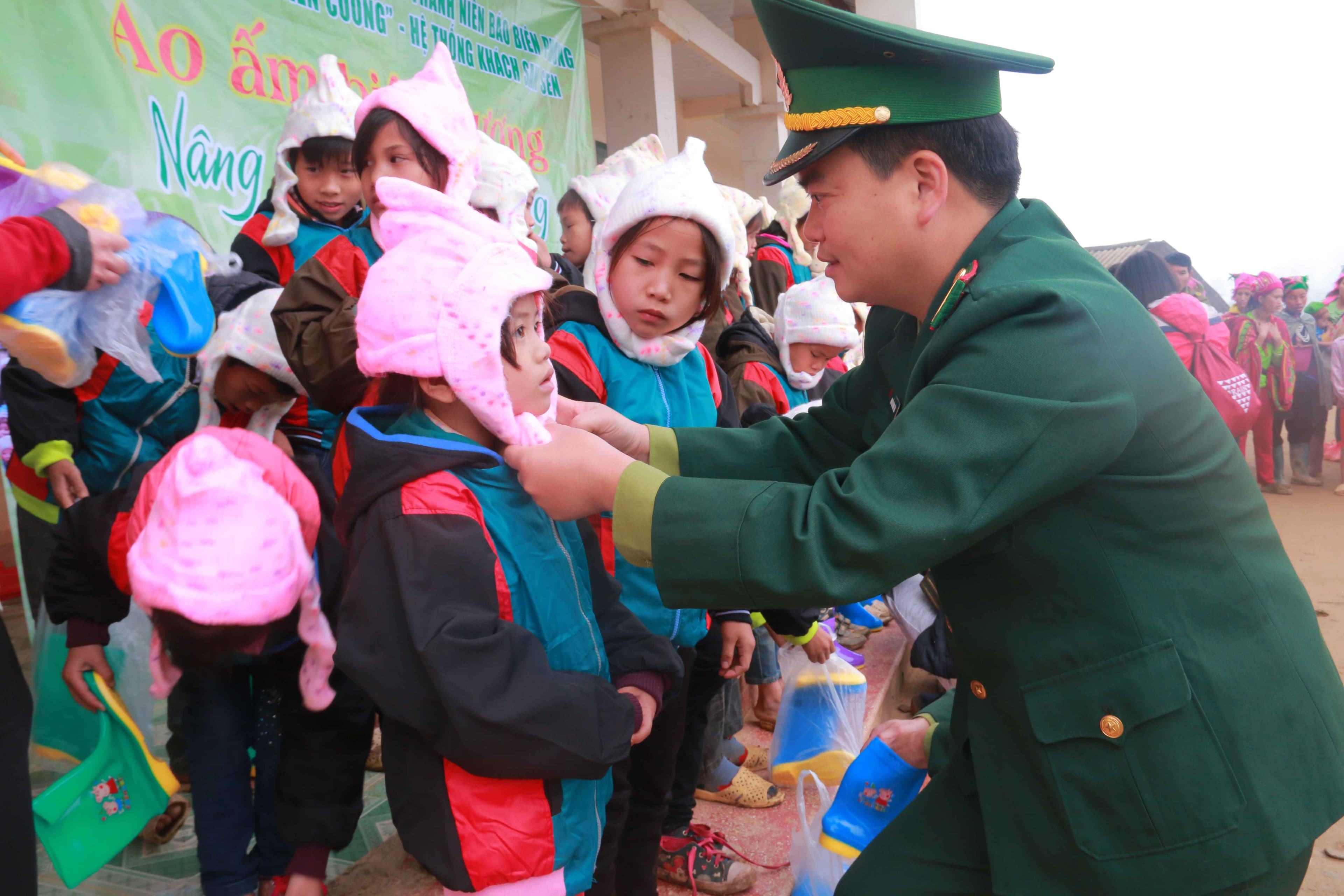Đoàn Thanh niên Báo Biên phòng tặng quà học sinh nghèo tại Cao Bằng