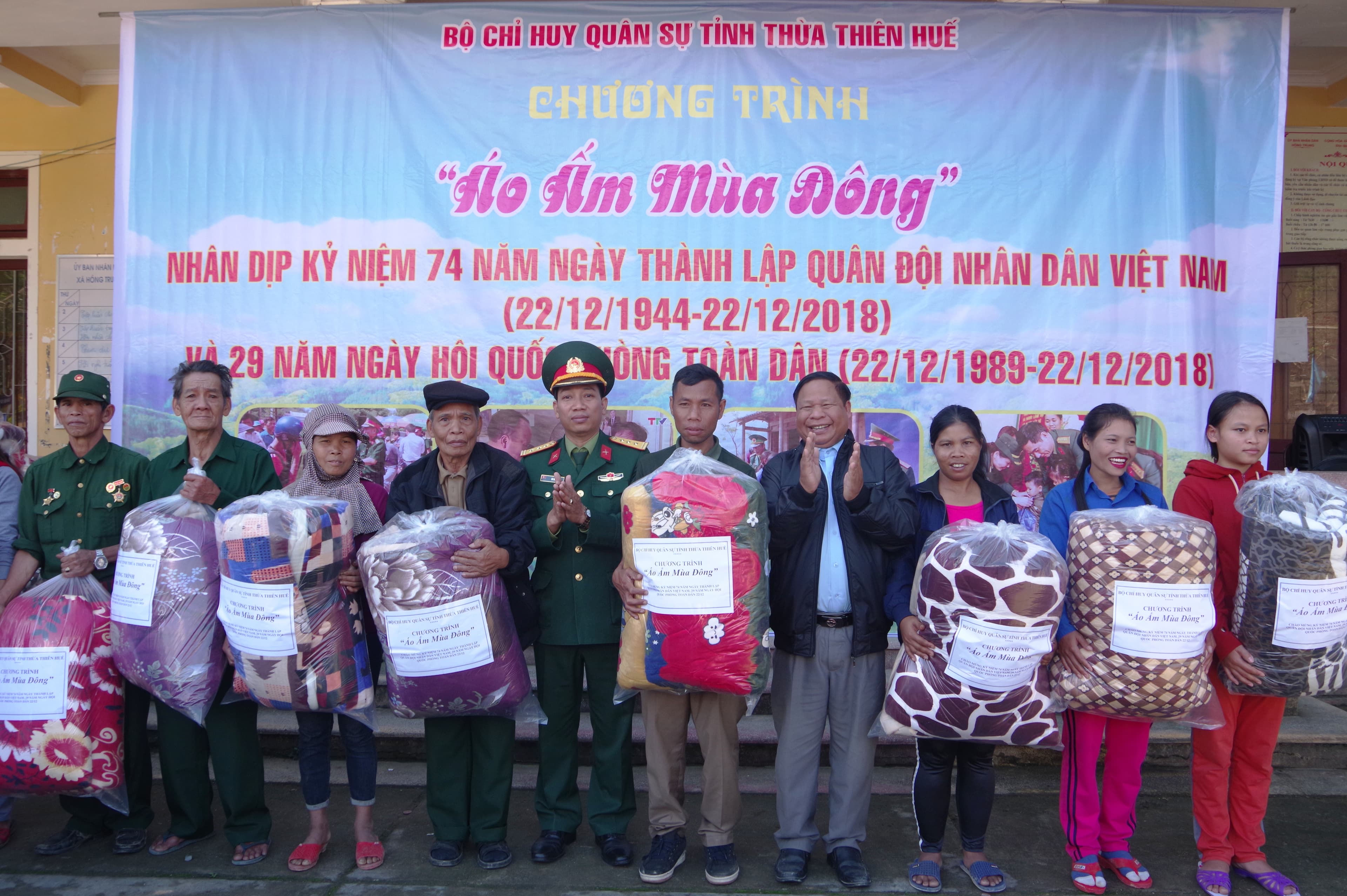 Bộ CHQS tỉnh Thừa Thiên-Huế tặng quà đồng bào nghèo A Lưới