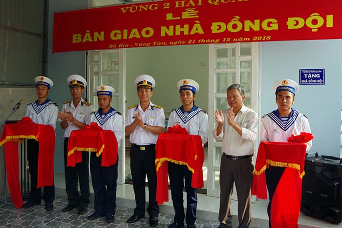 Lữ đoàn 167 bàn giao nhà đồng đội