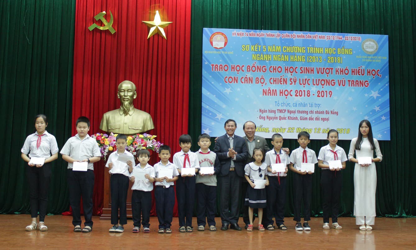 200 học sinh con cán bộ, chiến sĩ Đà Nẵng vượt khó hiếu học nhận học bổng