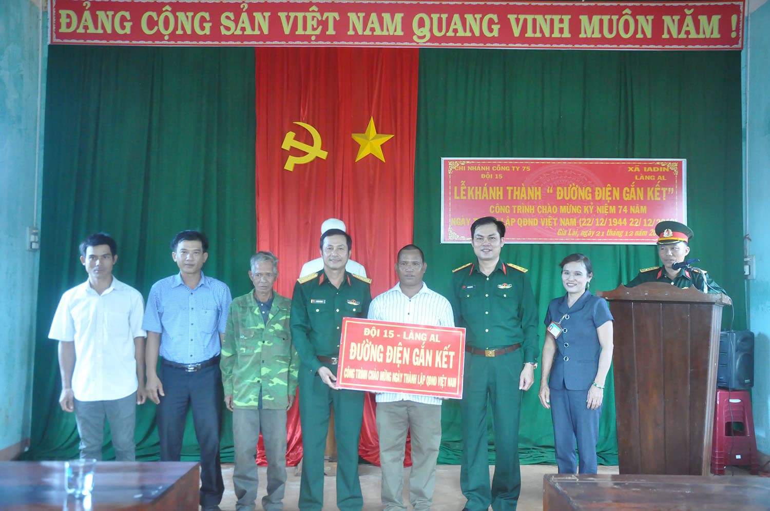 Bàn giao hệ thống “Đường điện gắn kết” cho bà con dân tộc thiểu số làng AL