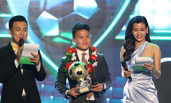 Cầu thủ Quang Hải giành Quả bóng Vàng Việt Nam năm 2018