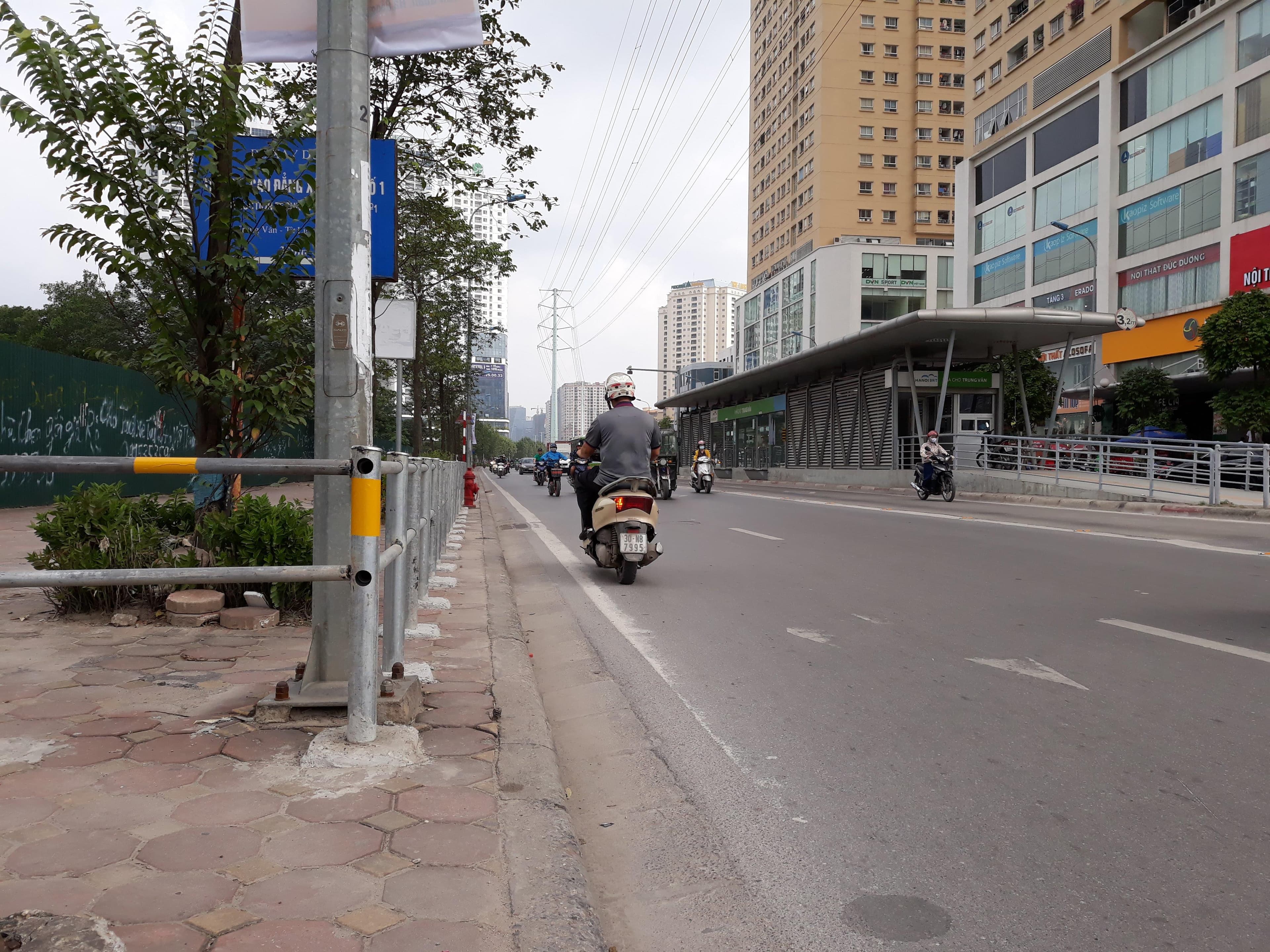 Lắp rào chắn vỉa hè lại đi ngược chiều dưới lòng đường!