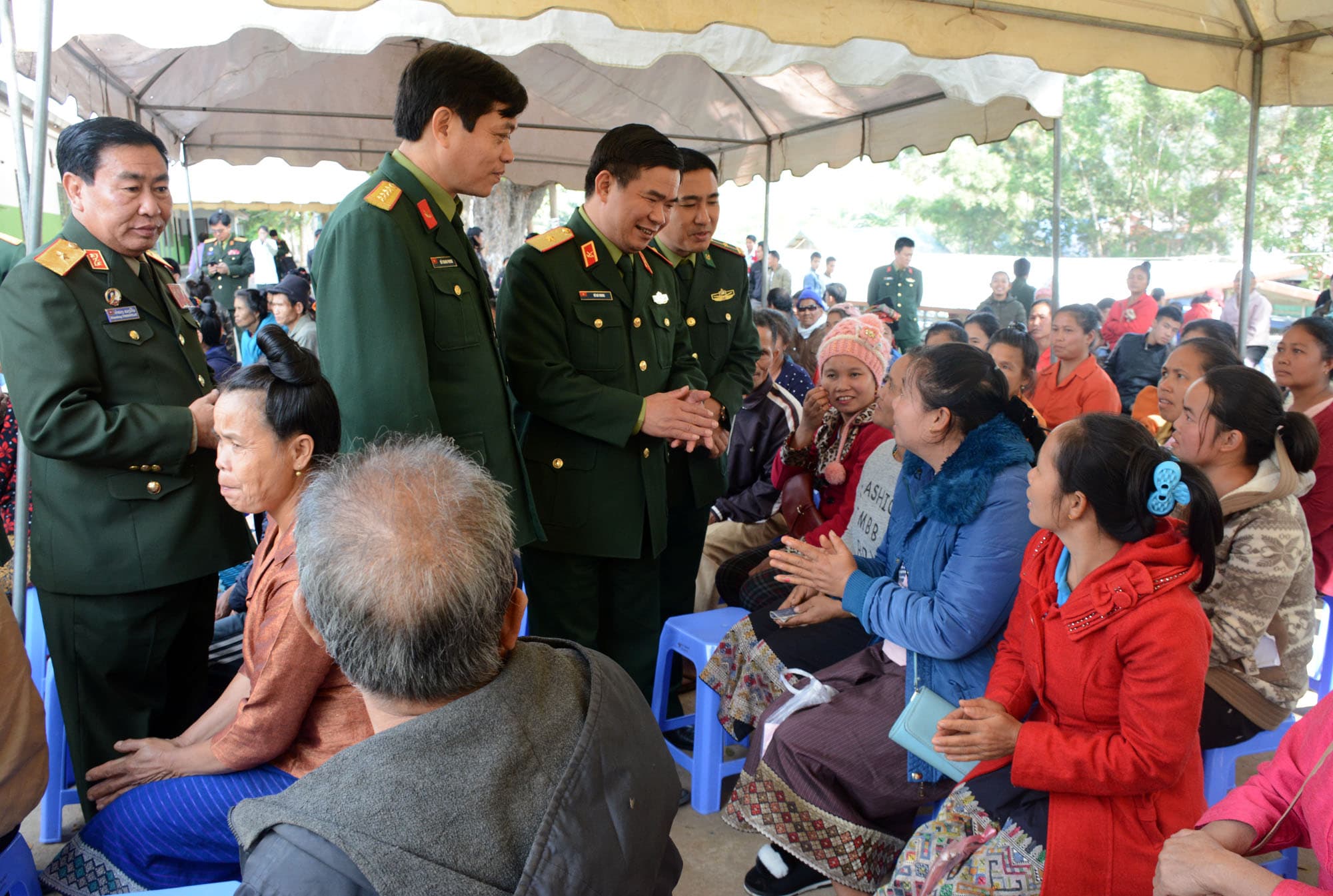 Nghĩa tình trên đất Hủa Phăn