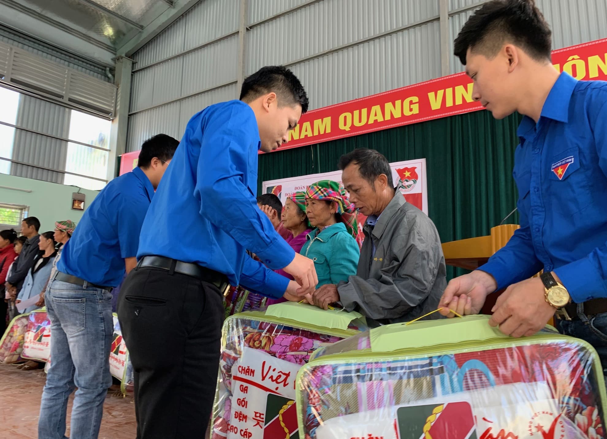 Đoàn thanh niên Agribank chung tay giúp đỡ hộ nghèo