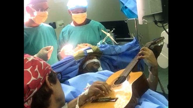 Đánh đàn khi đang được phẫu thuật não